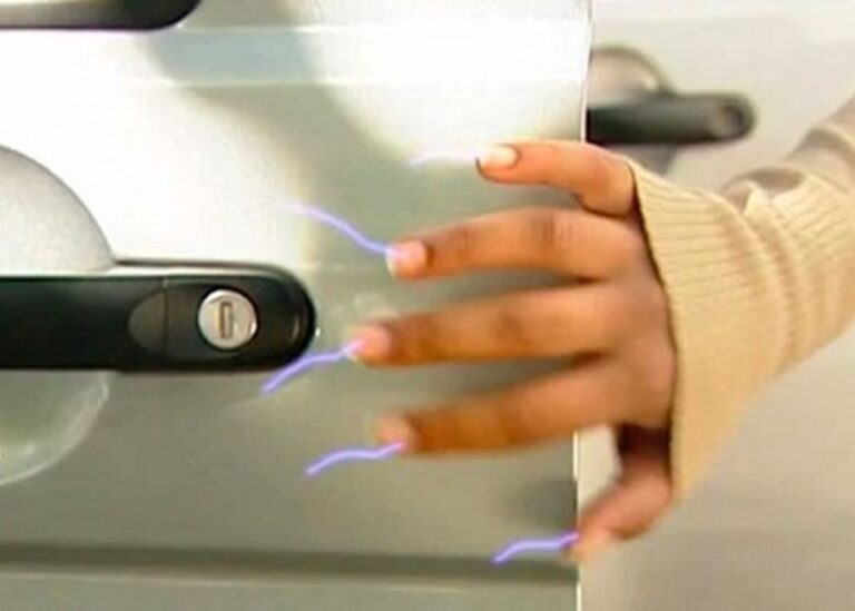 Чому постійно б'є струмом і як себе вберегти