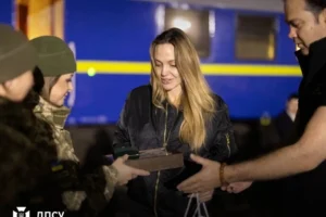 Прикордонники вручили Анджеліні Джолі символічний подарунок (фото)
