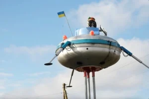 Вулицю одного із сіл на Чернігівщині прикрашає НЛО