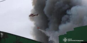 У Дніпрі внаслідок ракетної атаки РФ горять склади з медикаментами та шинами (фото)