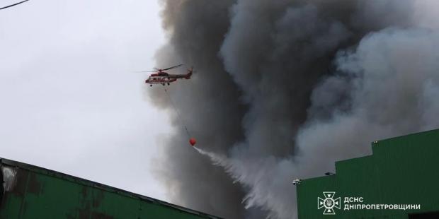 У Дніпрі внаслідок ракетної атаки РФ горять склади з медикаментами та шинами (фото)