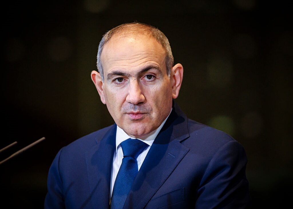 Літак Пашиняна не зміг сісти у Москві через атаку дронів