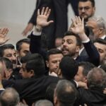 У турецькому парламенті депутати влаштували бійку