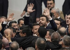 У турецькому парламенті депутати влаштували бійку