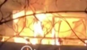 Після прямого влучання спалахнула пожежа: Росіяни вдарили по багатоповерхівці у Кривому Розі (фото, відео)