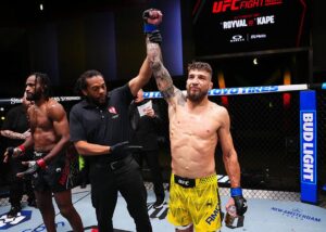 Стали відомі деталі контракту Амосова з UFC