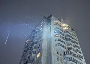 Дрон росіян пошкодив багатоповерхівку в Києві