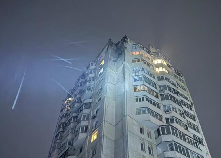 Дрон росіян пошкодив багатоповерхівку в Києві