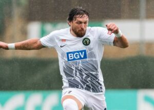 Усик-футболіст: український боксер коментує участь у футбольному матчі