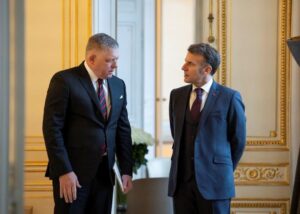 Макрон і Фіцо обговорили "стратегічне пробудження" і допомогу Україні