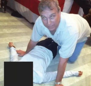 Скандал набирає обертів: Експринц Ендрю серед ночі виїхав із маєтку Royal Lodge на тлі нових згадок у файлах Епштейна