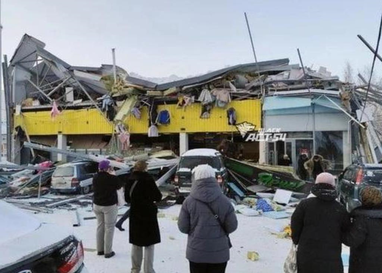 В Новосибірську обвалився дах ТЦ: є потерпілі