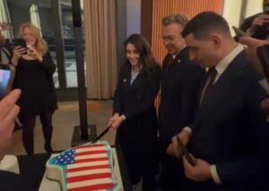 Республіканцям у Вашингтоні подали торт у формі Гренландії