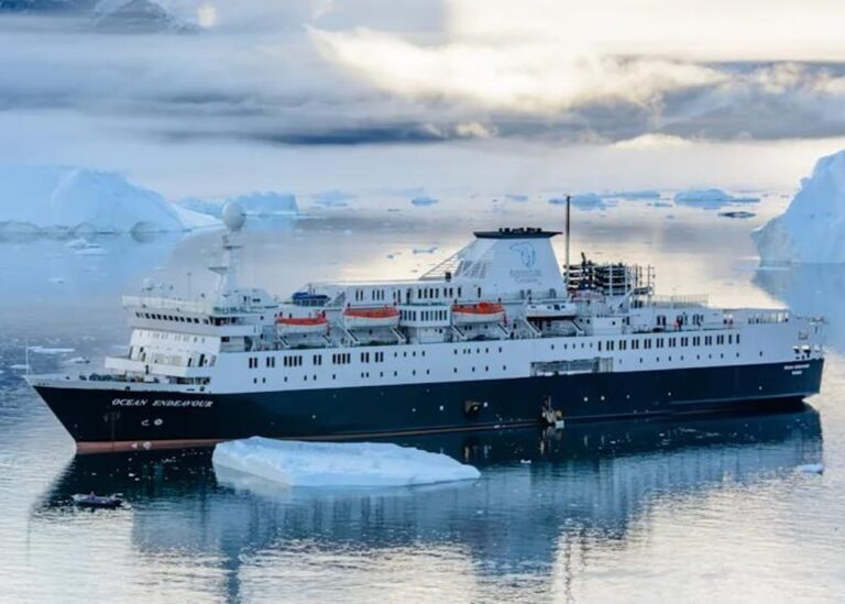 "Плавуча казарма": Данія відправила в Гренландію радянський корабель