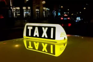 Пасажири потягів, які прибувають уночі, отримуватимуть знижку на таксі: деталі