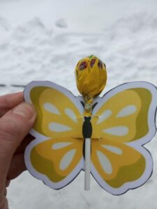 Хотіла як мінімум “Ладу”? У Росії матері загиблого на війні сина на 8 березня вручили льодяник, спалахнув скандал