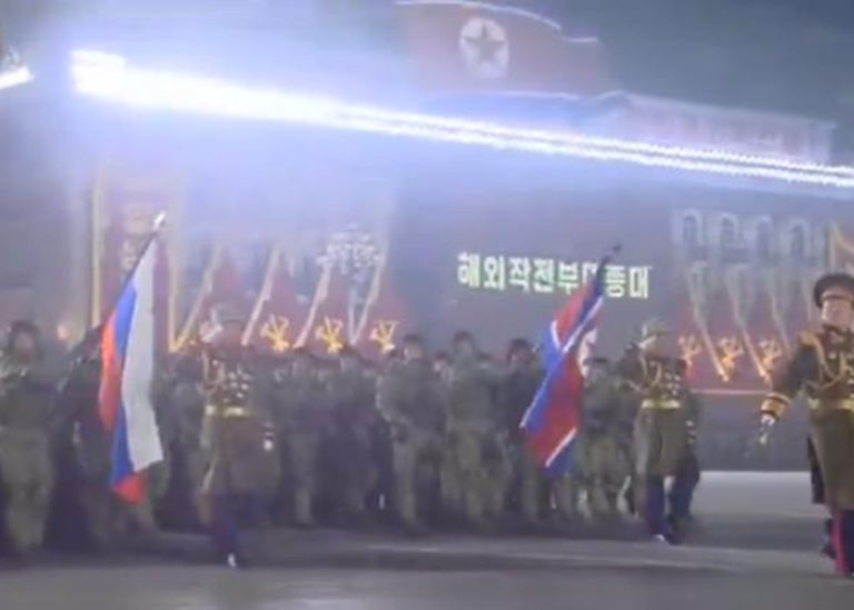 Військові КНДР йшли на параді під прапором РФ: Україна іронічно відповіла