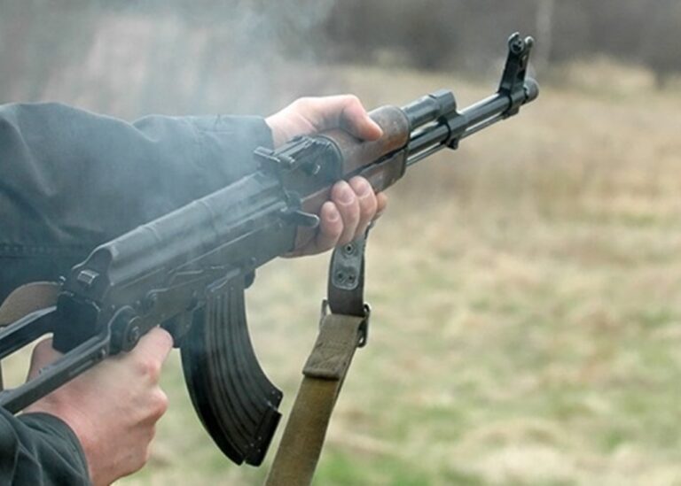 У Хмельницькому військовий стріляв з автомата з багатоповерхівки