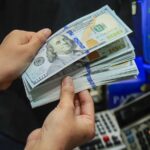 Долар в Україні за крок до психологічного рубежу