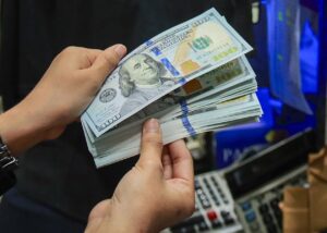 Долар в Україні за крок до психологічного рубежу