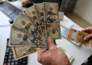 Курс долара злетів до нового рекорду в Україні