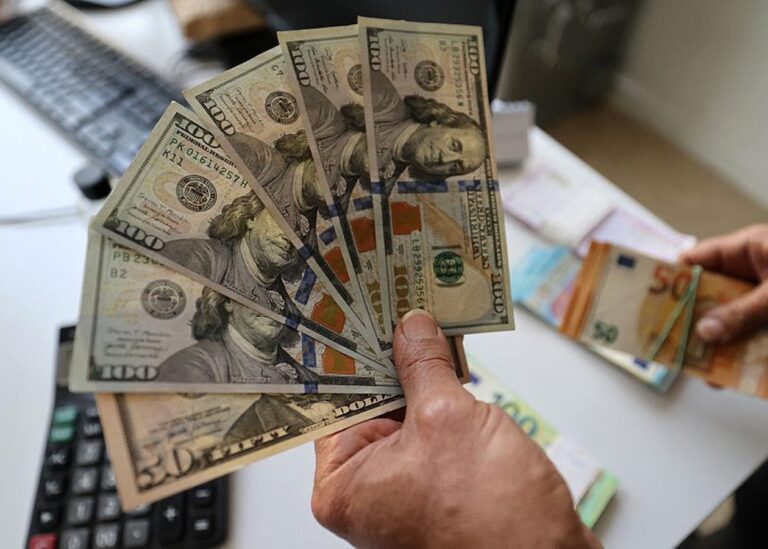 Курс долара злетів до нового рекорду в Україні