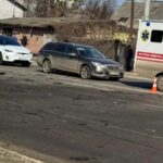 У Сумах дрон влучив у дорогу: пошкоджені авто, є поранені