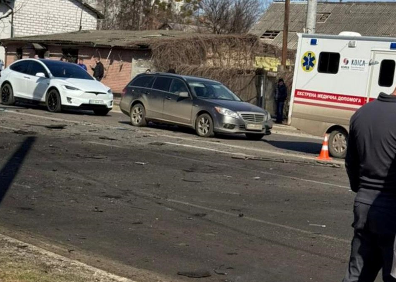 У Сумах дрон влучив у дорогу: пошкоджені авто, є поранені