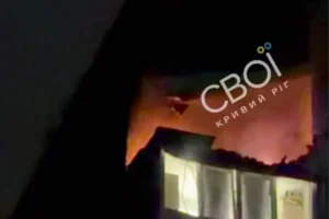 Кривий Ріг: російські дрони влучили у багатоповерхівку та підприємство