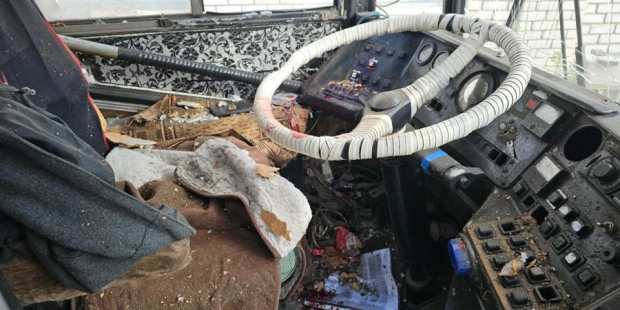 За пів години до великоднього перемир’я: У Херсоні росіяни атакували тролейбус, водій помер (фото)