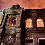 У Дніпрі через обстріл РФ згорів історичний будинок, в якому знаходився центр православної культури УПЦ МП (фото)