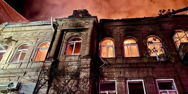 У Дніпрі через обстріл РФ згорів історичний будинок, в якому знаходився центр православної культури УПЦ МП (фото)