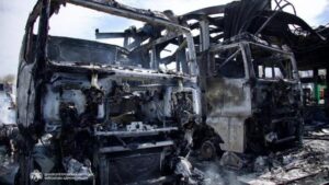 У Дніпрі на АЗС після російського удару згоріли дванадцять автівок (фото)