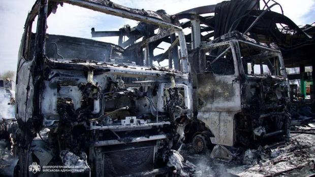 У Дніпрі на АЗС після російського удару згоріли дванадцять автівок (фото)