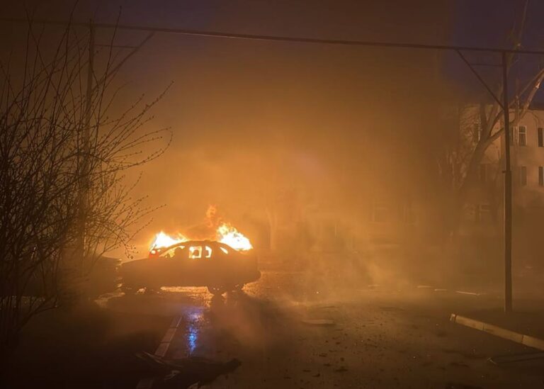 У Конотопі влучило в будинок, горить адмінбудівля