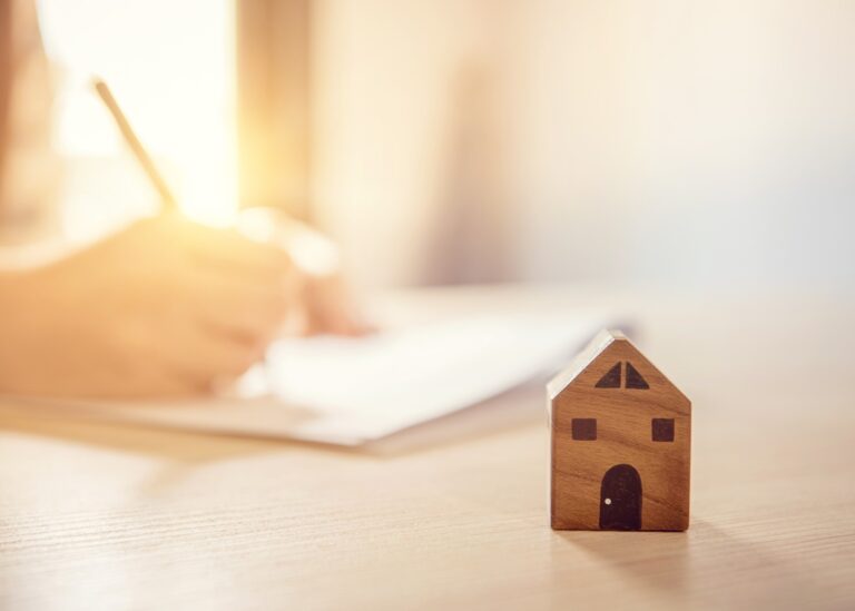 Понад 64 тисяч держслужбовців декларують "бездомність" – ЗМІ