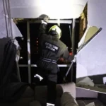 Обстріл Києва: рятувальники демонтують потрощені балкони та вікна постраждалих будинків