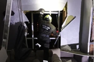 Обстріл Києва: рятувальники демонтують потрощені балкони та вікна постраждалих будинків