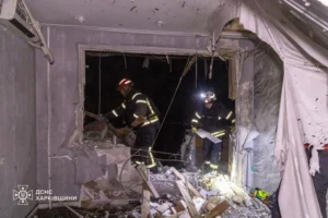 Удар по девʼятиповерхівці в Харкові: рятувальники показали наслідки