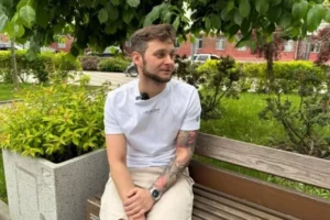 “Гаряча вода і кілька листків капусти”: Звільнений з полону боєць розповів, як росіяни морили українців голодом (відео)