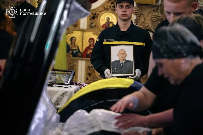 Полтава попрощалася із рятувальниками, які загинули внаслідок удару РФ