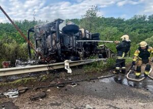Росіяни вдарили FPV-дроном у фуру під Харковом, є жертви