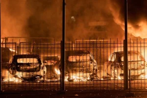 Удар по автосалонах на Степана Бандери: загинули двоє охоронців, знищено 60 машин (відео)