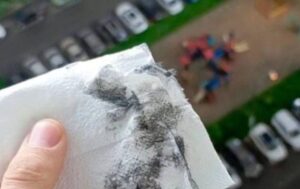 От такі "камні с нєба": Після українських ударів по Московському НПЗ на росіян обрушився чорний дощ