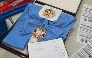 ​У Польщі розповіли про подальшу долю відібраного у Зеленського ордена і як впоралась “Нова пошта”