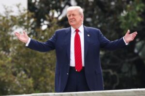 Непогана схема: Трамп заробив понад 1 мільярд доларів на мем-монетах та ліцензованих бібліях