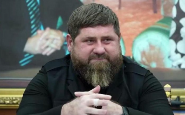 Роздутий Герой Росії попався на гучному фейку: Відео Кадирова про “нараду за 7 км від Києва” на початку війни записали у секретній в’язниці в Чечні, – ЗМІ