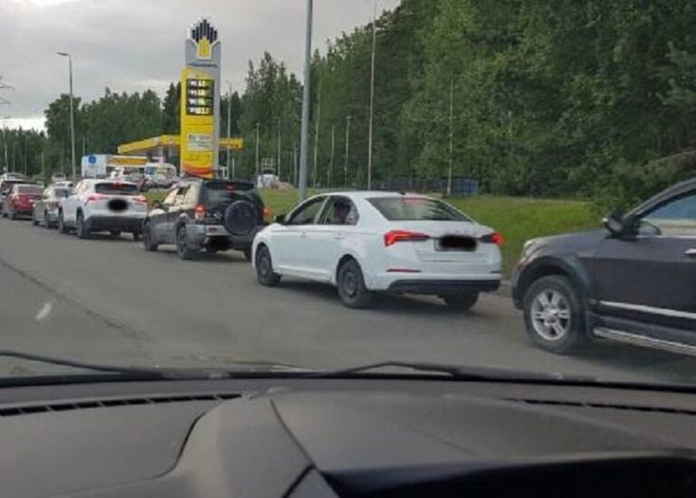 Росіяни почали помирати в чергах за бензином