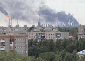 Найбільший НПЗ Росії призупинив роботу після ураження дронами – ЗМІ
