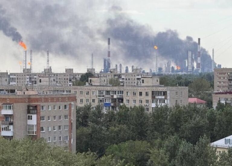 Найбільший НПЗ Росії призупинив роботу після ураження дронами – ЗМІ